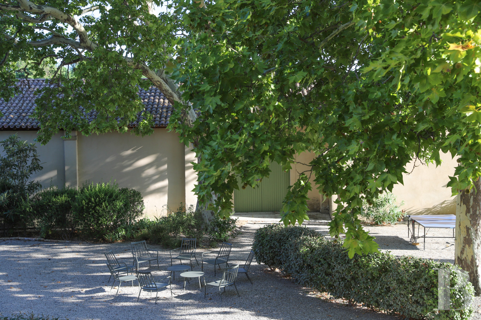 Dans le Vaucluse, au sud-est de Cairanne, une maison dédiée à la villégiature au cœur d’un domaine viticole  - photo  n°30